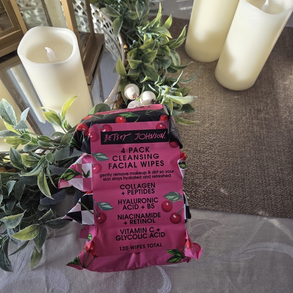 Betsey Johnson Pink Facial Wipes - 4 Pack - Picture 2 of 5